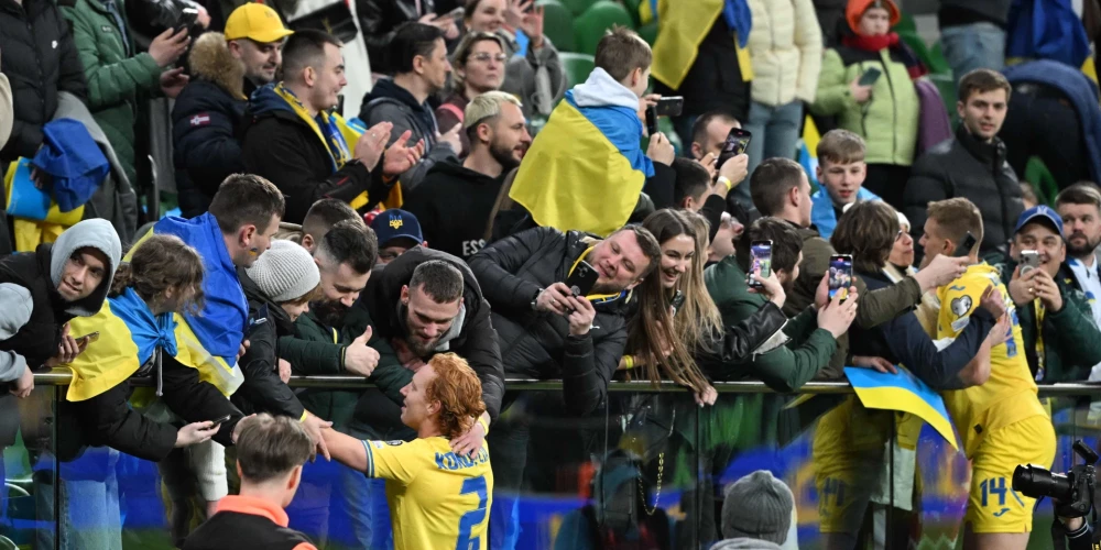Ukrainas spēlētāji līksmo ar līdzjutējiem Vroclavas stadionā Polijā