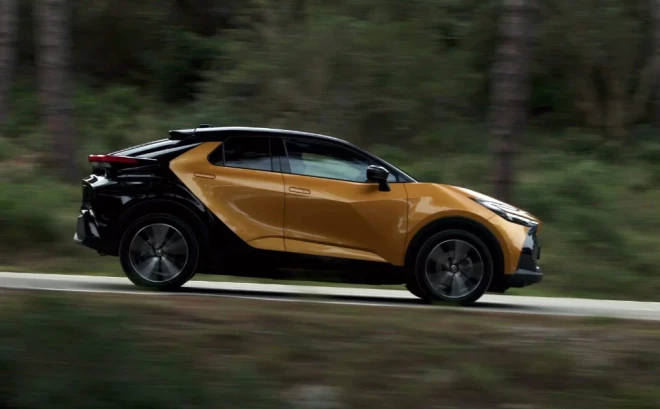 Saskaņā ar ražotāja datiem lādējamais "C-HR" ar elektrību varot veikt 66 kilometrus.