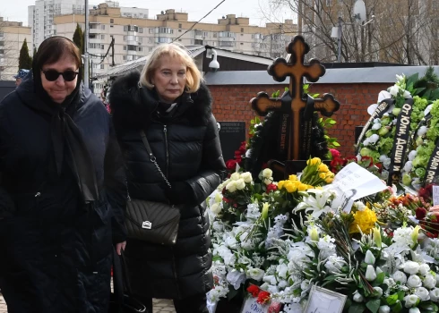 Ludmila Navaļnija (pa kreisi) un Alla Abrosimova pie Alekseja Navaļnija kapa viņa nāves 40. dienā