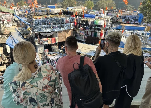 Latvieši aplūko pasaulē lielāko veļas mazgātuvi.