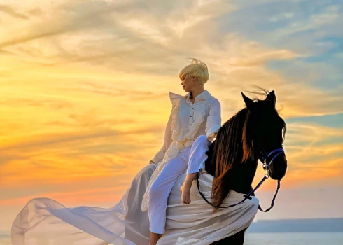 Samanta Tīna medusmēneša vietā trīs dienas jāj ar zirgu Marokā