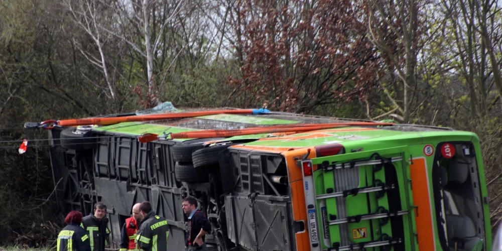 В Германии автобус Flixbus съехал с дороги, въехал в деревья и перевернулся: есть жертвы