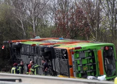 В Германии автобус Flixbus съехал с дороги, въехал в деревья и перевернулся: есть жертвы