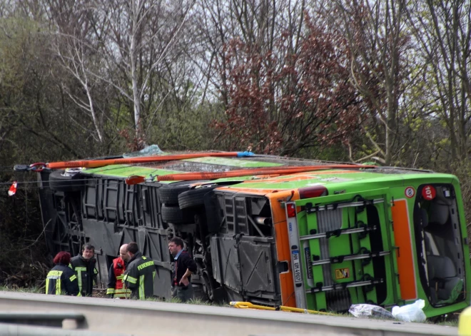 В Германии автобус Flixbus съехал с дороги, въехал в деревья и перевернулся: есть жертвы