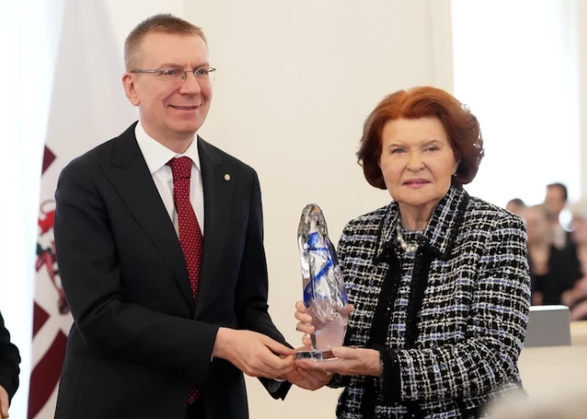 Vaira Vīķe Freiberga saņem apbalvojumu par ieguldījumu Latvijas dalībā NATO
