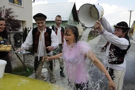 Jaunu dāmu apliešana ar ūdeni Slovākijā.