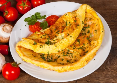 Spēks ir vienkāršībā - ideālai omletei neko vairāk par olām, mazliet ūdens un sāls nemaz nevajag. Ja vēlas, var pārkaisīt ar zaļumiem vai likt iekšā pildījumu.