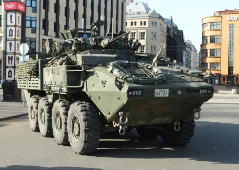 ВИДЕО: бронетехнику НАТО можно увидеть в центре Риги