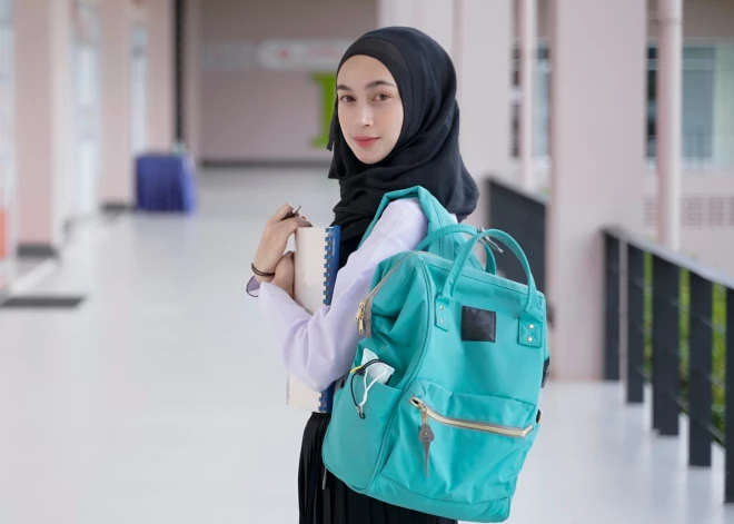 Скандал из-за хиджаба: директор лицея во Франции уволился после клеветы ученицы