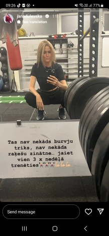 Jana trīs reizes nedēļā apmeklē sporta zāli, kur pilda spēka vingrojumus.