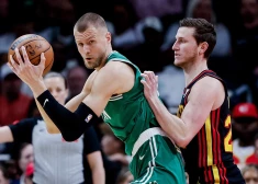 Porziņģis gūst 20 punktus, "Celtics" Atlantā sāpīgs zaudējums pagarinājumā