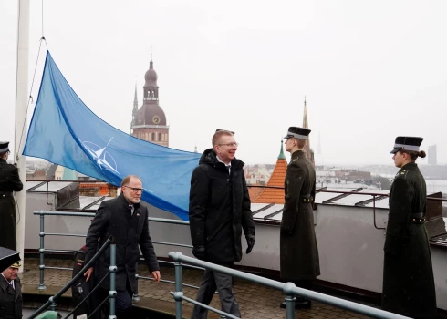 ФОТО: в Рижском замке в присутствии Ринкевича был поднят флаг НАТО
