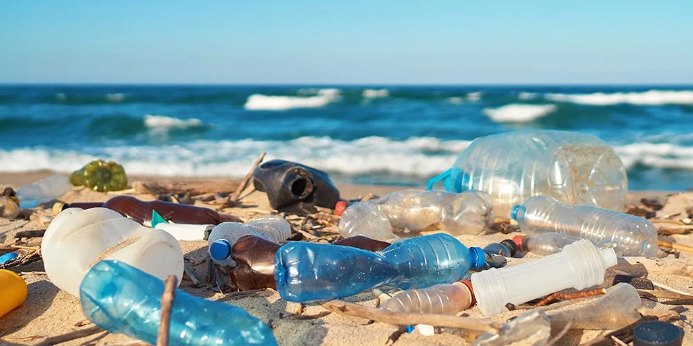 Zinātnieki radījuši plastmasu, kas nevairos atkritumus