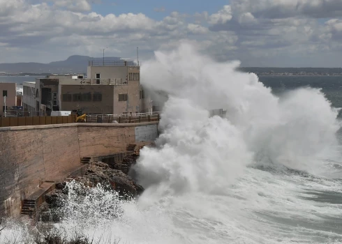 Spānijas piekrastē spēcīgs vējš ierauj jūrā cilvēkus; bojā gājuši četri cilvēki