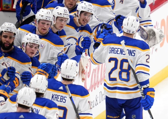 Zemgus Girgensons un "Sabres" pārspēj "Devils" hokejistus