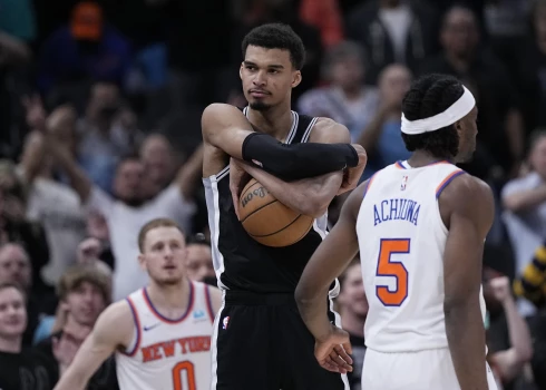 Franču basketbola brīnumbērns Vembanjama ar 40+20 palīdz "Spurs" uzvarēt "Knicks"