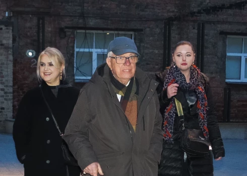 JRT pagalmā maestro iesoļoja mazmeitas Monikas Pedersenas un mūzikas nama "Daile" saimnieces Andas Zadovskas pavadībā.