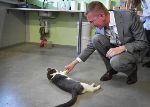 Savā pirmajā reģionālajā vizītē jaunais Valsts prezidents devās uz Krāslavas pusi, lai tur sasveicinātos ar vienu no zemnieku saimniecības “Kurmīši” saimniekiem.