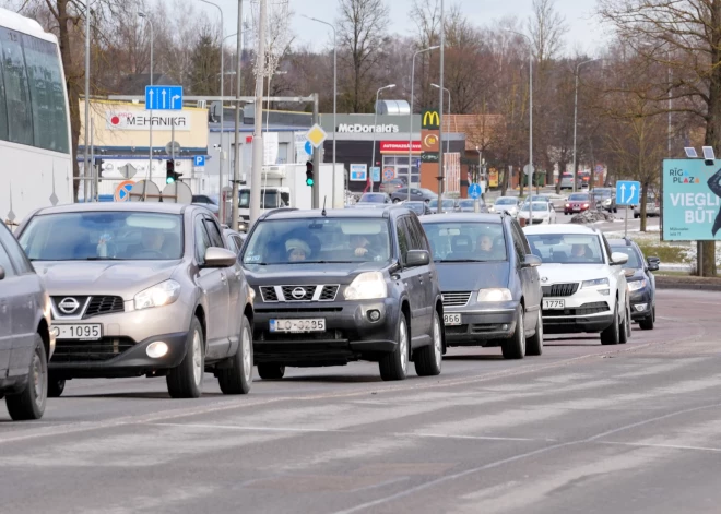 Latvijas auto īpašniekus aicina nepirkt OCTA no ārvalstu kompānijām