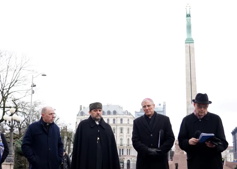 Latvijas Baptistu draudžu savienības bīskaps Kaspars Šterns (no kreisās), Latvijas Evaņģēliski luteriskās Baznīcas arhibīskaps Jānis Vanags, Latvijas Romas katoļu Baznīcas arhibīskaps-metropolīts Zbigņevs Stankevičs un Rīgas Āgenskalna baptistu draudzes mācītājs Edgars Mažis Lielās Piektdienas krusta ceļā pie Brīvības pieminekļa.