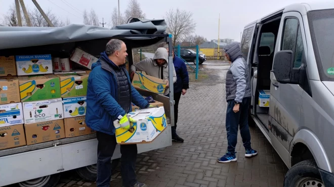 Madonas baptistu mācītājs Pēteris Eisāns komplektē kārtējo palīdzības sūtījumu Ukrainai.