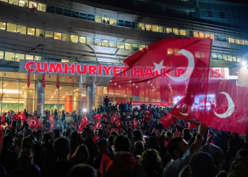 Erdogana partija Turcijas pašvaldību vēlēšanās cieš sakāvi