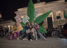 Vācijā no 1. aprīļa daļēji legalizē marihuānu; cilvēki svin, pusnaktī līksmojot pie Brandenburgas vārtiem