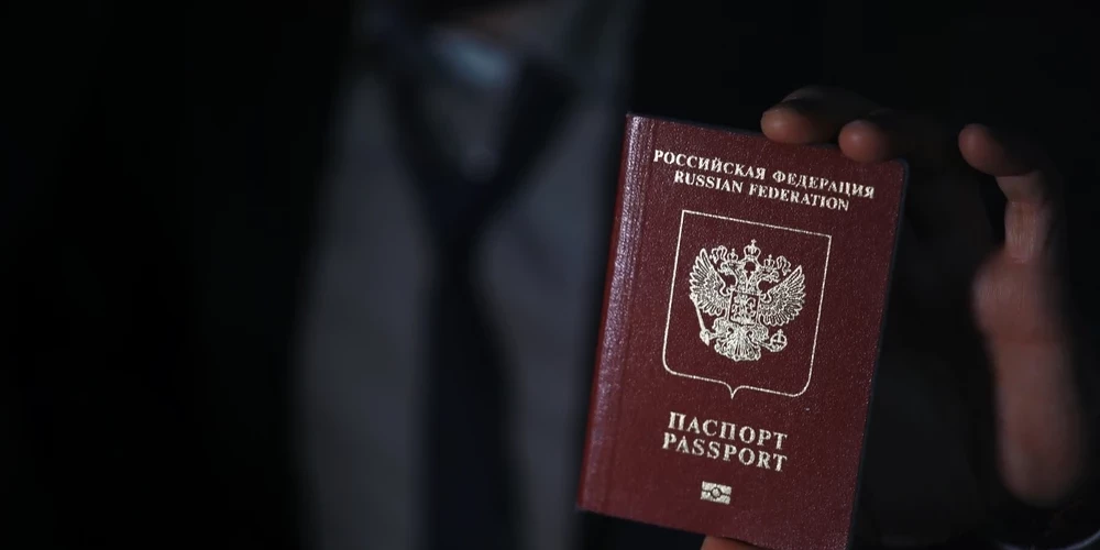 Россиян, которые имеют ВНЖ в Латвии, могут обязать получить статус постоянного жителя ЕС