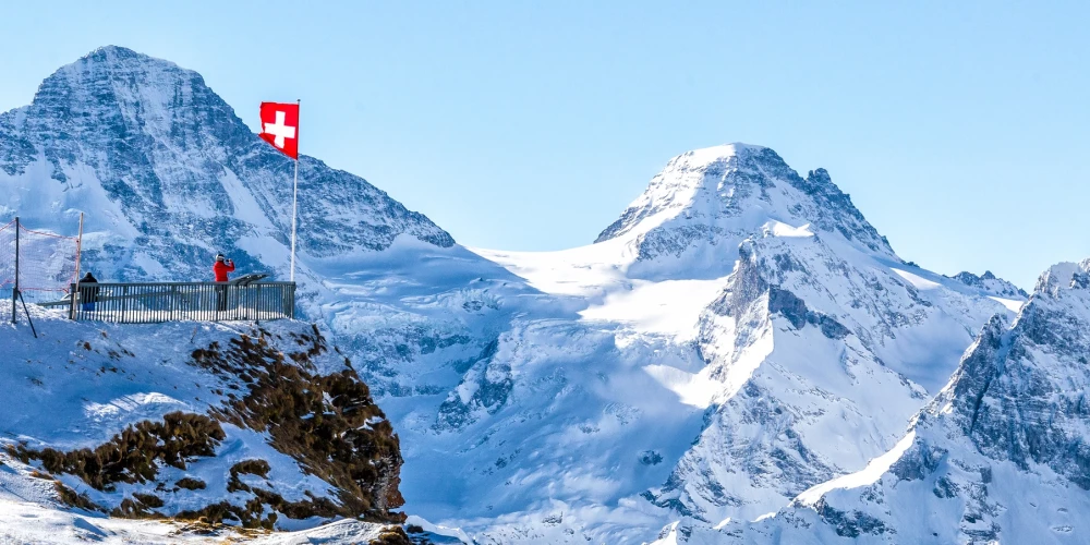 Lavīnā Šveices Alpos trīs bojāgājušie