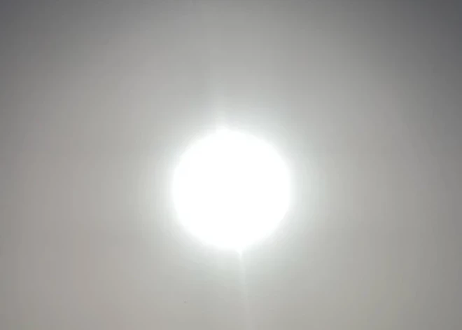 Blāvas debesis, dūmaka, reibst galva - to brīvdienās piedzīvojuši daudzi Latvijas iedzīvotāji. Kas tas bija?