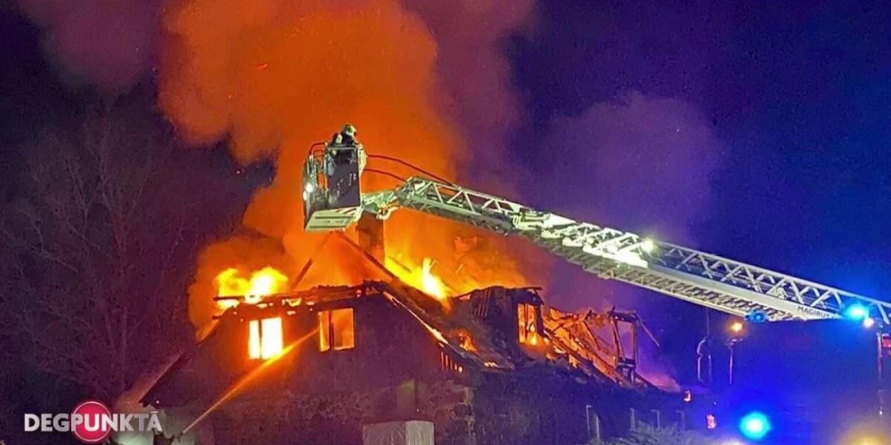 В Латвии сгорело историческое здание, где останавливались дворецкие: возможно, всему виной удар молнии