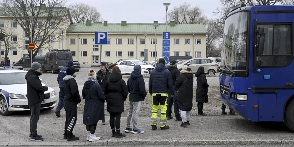 Somijas skolā 12 gadu vecs skolēns nošāvis skolasbiedru, divi ievainoti