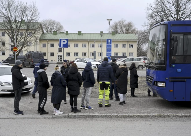 Somijas skolā 12 gadu vecs skolēns nošāvis skolasbiedru, divi ievainoti