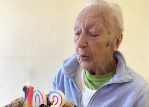 ФОТО: Ливия из Екабпилса отметила 102-летие, а ее земляк Арвид разменял второй век