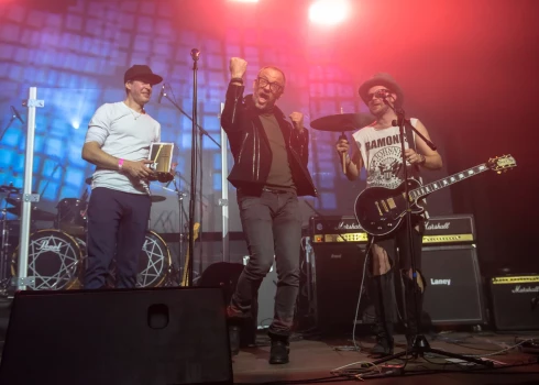 FOTO: rokmūziķi labdarības koncertā vāc ziedojumus Zanes Ozoliņbeikas cīņai ar vēzi
