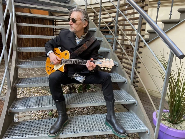 “Mans dzīves aicinājums ir mūzika, tāpēc esmu ļoti laimīgs, ka varu atkal atgriezties pie saviem klausītājiem. Gluži kā kino – no malas tagad noraugos uz savu atgriešanos. Man jāsaka paldies Igoram Lingam, jo šobrīd abi darbojamies kopā. Viņš ir manu dziesmu vārdu autors, kā arī producents un videoklipu režisors,” saka Novikovs.