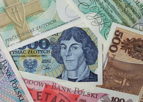 Polijas iedzīvotāji nevēlas atteikties no zlotiem par labu eiro, liecina aptauja