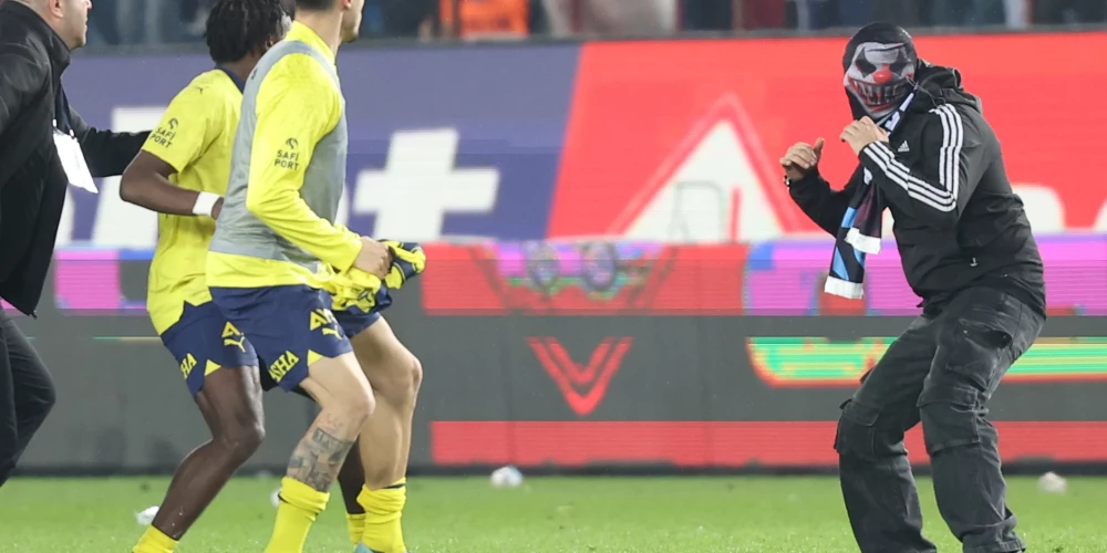 "Trabzonspor" fans uzbrūk "Fenerbache" futbolistiem