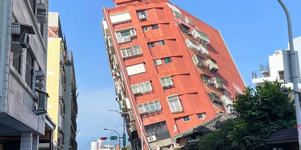 Тайвань сотрясло крупнейшее за 25 лет землетрясение: люди оказались в ловушке в разрушенных зданиях