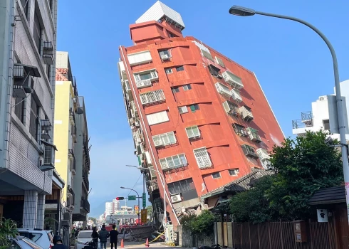Тайвань сотрясло крупнейшее за 25 лет землетрясение: люди оказались в ловушке в разрушенных зданиях
