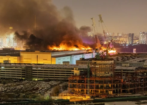 Пожар в "Крокус сити холле" после нападения террористов.