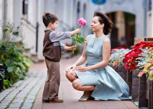 Ģimenē attiecību saiknes jāstiprina ar visiem: ne tikai mammai ar bērnu, bet arī tētim ar bērnu un pārim savā starpā.