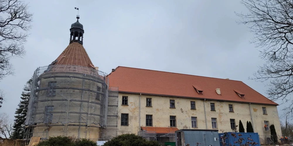 Jaunpils pils atjaunošana: līdz maijam iecerēts nomainīt jumtu un restaurēt logus