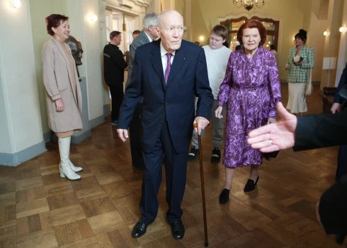 Vasarā apritēs jau 64 gadi, kopš Imants un Vaira apprecējās. Nu abi svinēja Imanta memuāru izdošanu un 90. jubileju. Jau nākamajā dienā eksprezidente ar kungu pameta Rīgu un devās uz lauku māju Īvandē.