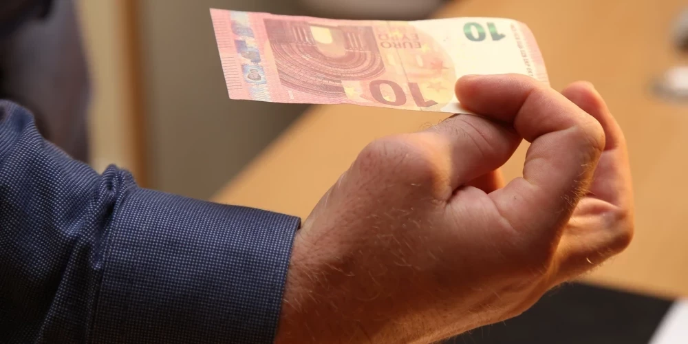 Число денежных подделок в Латвии существенно выросло - чаще всего подделывают монету в два евро