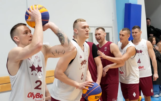 Latvijas vīriešu 3x3 basketbola izlases spēlētāji - Kārlis Lasmanis (no kreisās), Francis Lācis, Artūrs Strēlnieks, Nauris Miezis un Agnis Čavars piedalās Latvijas vīriešu 3x3 basketbola izlases atklātajā treniņā Biznesa augstskolā "Turība".