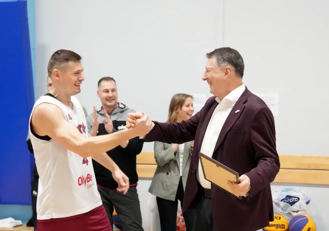 Latvijas vīriešu 3x3 basketbola izlases spēlētājs Agnis Čavars (no kreisās) un Latvijas Basketbola savienības prezidents Raimonds Vējonis piedalās Latvijas vīriešu 3x3 basketbola izlases atklātajā treniņā Biznesa augstskolā "Turība".