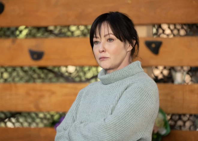 Ar vēzi slimā Šenona Dohertija izpārdod mantas un gatavojas nāvei