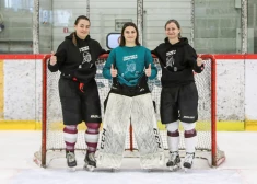 Latvijas sieviešu hokeja izlasē spēlē trīs dāmas no vienas ģimenes. Uzzini, kas viņas ir!