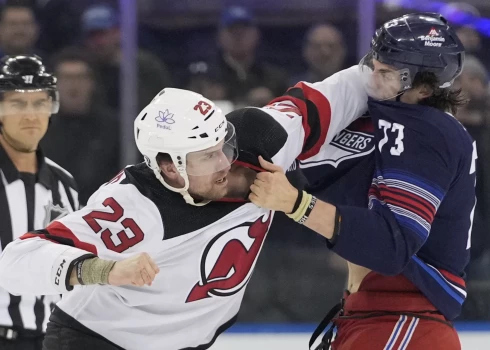 "Devils" aizsargs Kērtiss Makdermids izkaujas ar "Rangers" uzbrucēju Metu Rempi